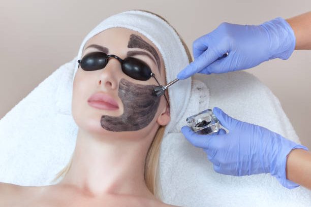 Carbon face peeling procedure in a beauty salon. Hardware cosmetology treatment.